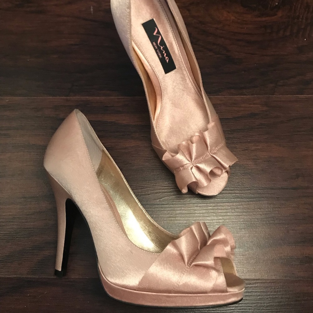 Gold Nina New York Evelixa Pumps Peep Toe Ruffle
